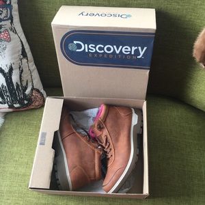 💐SPRING SALE!! 💐 NWT Discovery hiking boots
